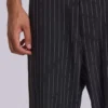 Czarne spodnie garniturowe typu bootcut w cienką prążkowaną kratę