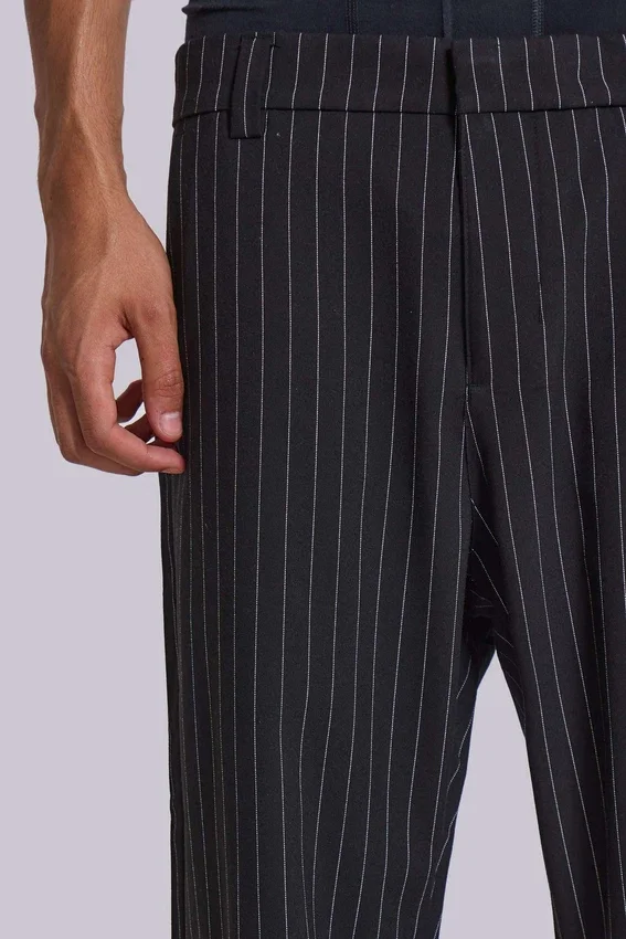 Czarne spodnie garniturowe typu bootcut w cienką prążkowaną kratę