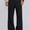 Czarne spodnie garniturowe typu bootcut z podwójnym szwem