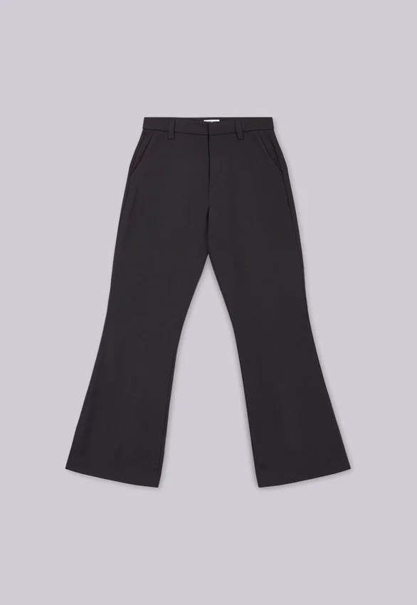 Czarne spodnie garniturowe typu bootcut z podwójnym szwem