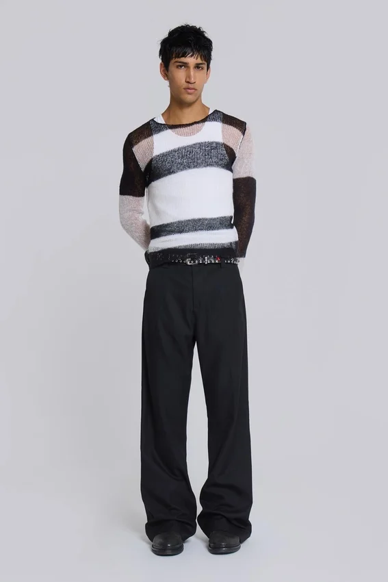 Czarne spodnie garniturowe typu bootcut z podwójnym szwem