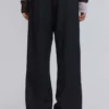 Czarne spodnie garniturowe typu bootcut z podwójnym szwem