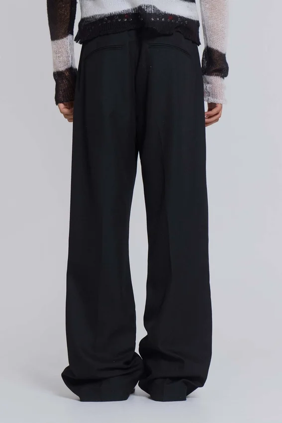 Czarne spodnie garniturowe typu bootcut z podwójnym szwem