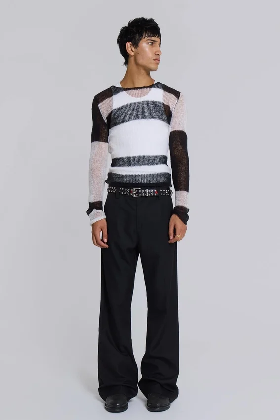 Czarne spodnie garniturowe typu bootcut z podwójnym szwem