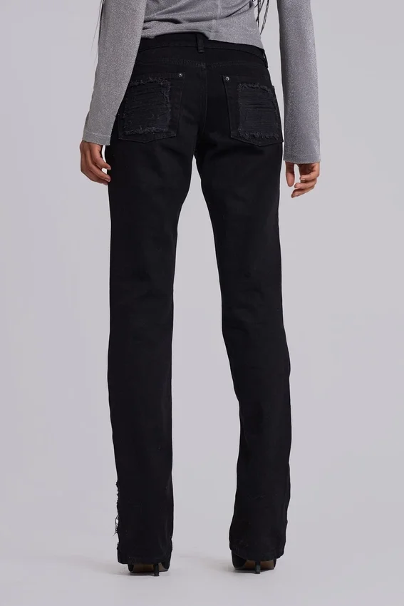 Jeansy Zain z postrzępionymi nogawkami typu bootcut w kolorze czarnym