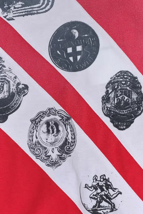 Koszulka z dekoltem w serek Crest