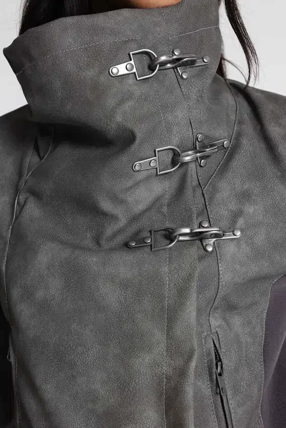 Kurtka z kołnierzem w kształcie lejka z PU skóry marki Cera Clasp