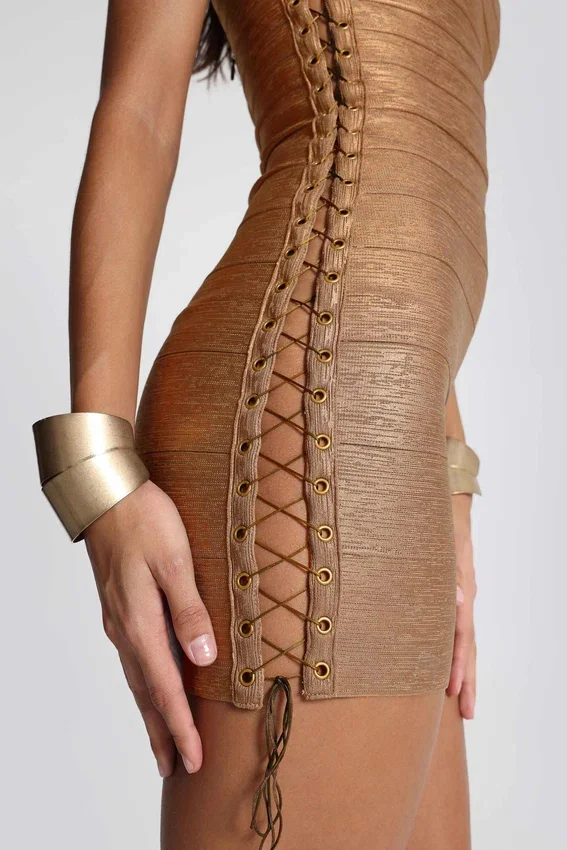 Metaliczna mini sukienka typu bandage „Idol” w kolorze brązowym
