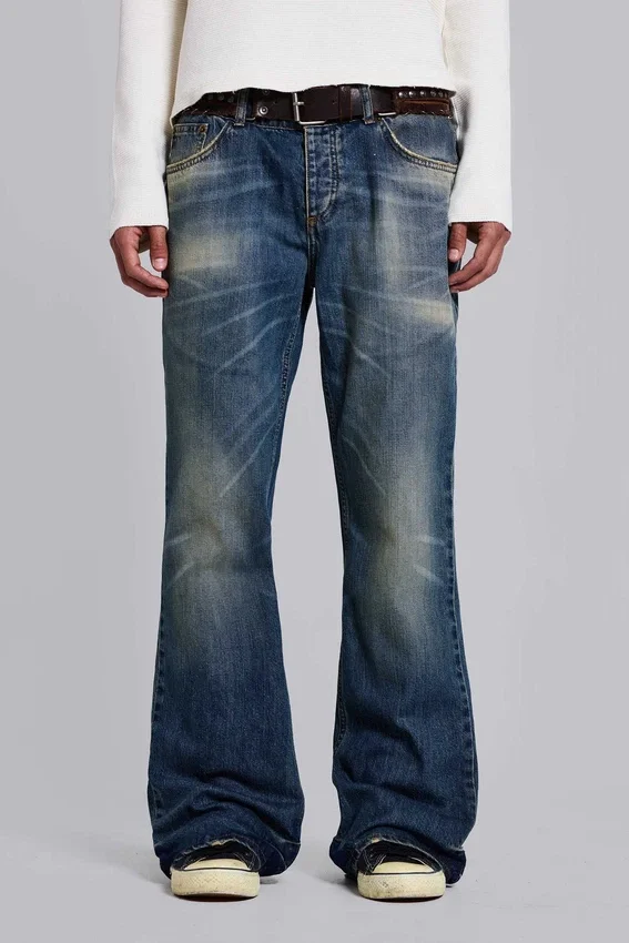 Niebieskie jeansy „Jude Bootcut” z rozszerzanymi nogawkami w odcieniu „Mid Wash”