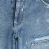Niebieskie jeansy stolarza w stylu vintage z efektem postarzenia