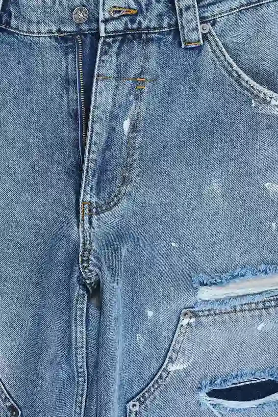 Niebieskie jeansy stolarza w stylu vintage z efektem postarzenia
