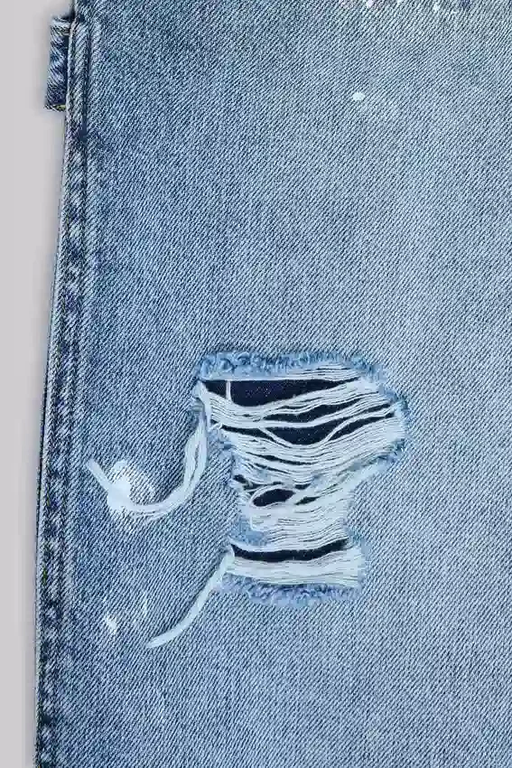 Niebieskie jeansy stolarza w stylu vintage z efektem postarzenia