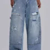 Niebieskie jeansy stolarza w stylu vintage z efektem postarzenia