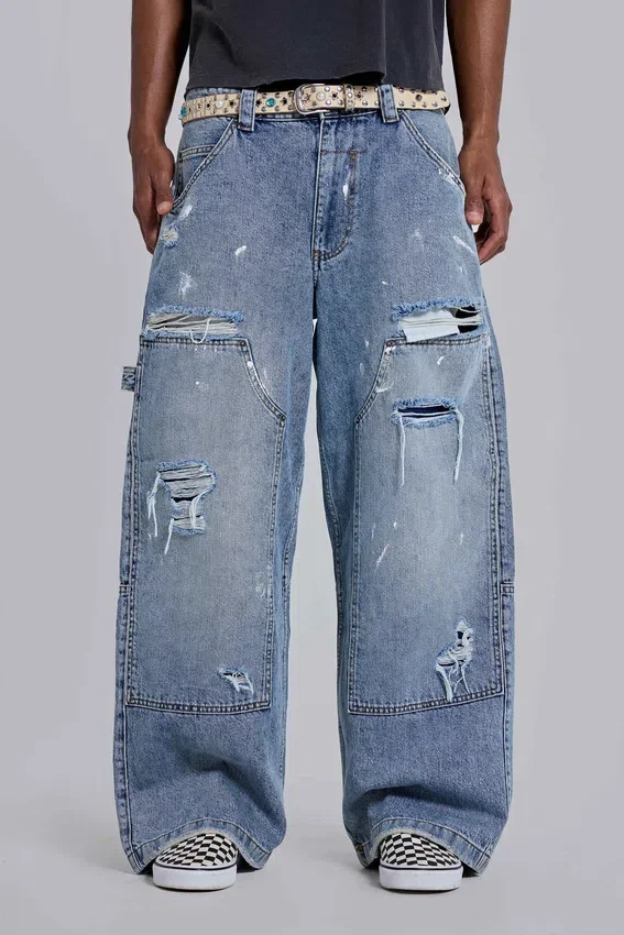 Niebieskie jeansy stolarza w stylu vintage z efektem postarzenia