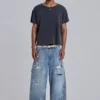 Niebieskie jeansy stolarza w stylu vintage z efektem postarzenia