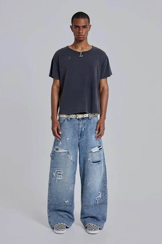 Niebieskie jeansy stolarza w stylu vintage z efektem postarzenia