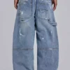 Niebieskie jeansy stolarza w stylu vintage z efektem postarzenia