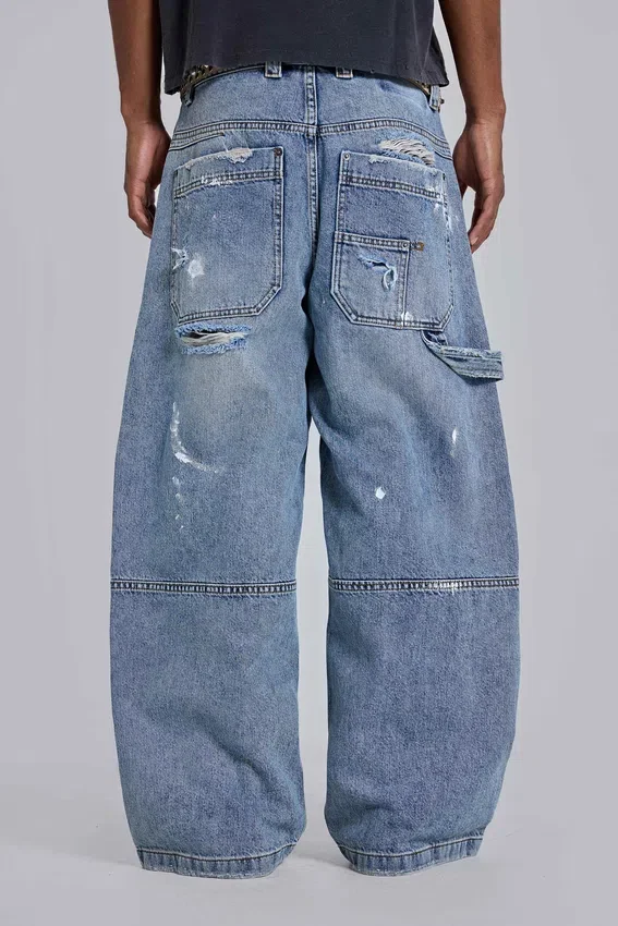Niebieskie jeansy stolarza w stylu vintage z efektem postarzenia