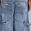 Niebieskie jeansy stolarza w stylu vintage z efektem postarzenia