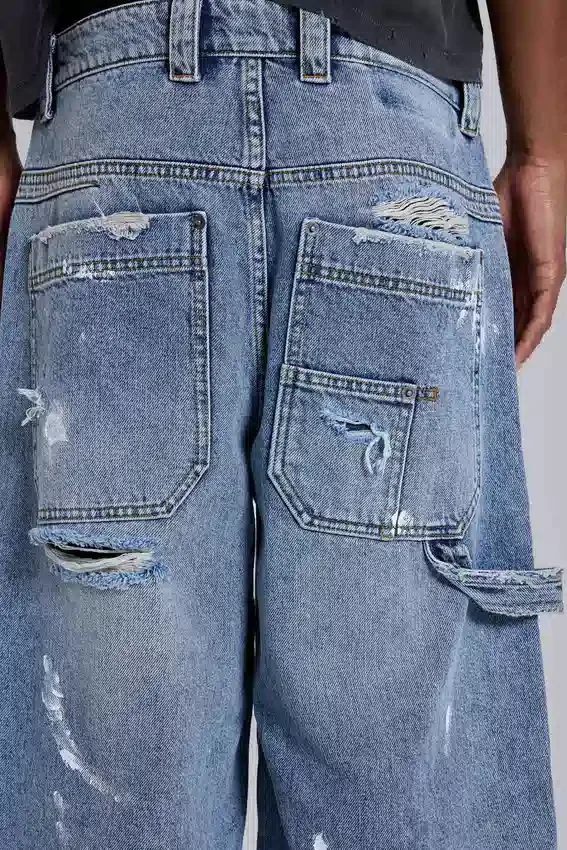 Niebieskie jeansy stolarza w stylu vintage z efektem postarzenia
