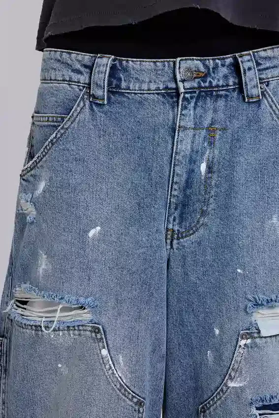 Niebieskie jeansy stolarza w stylu vintage z efektem postarzenia