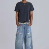 Niebieskie jeansy stolarza w stylu vintage z efektem postarzenia
