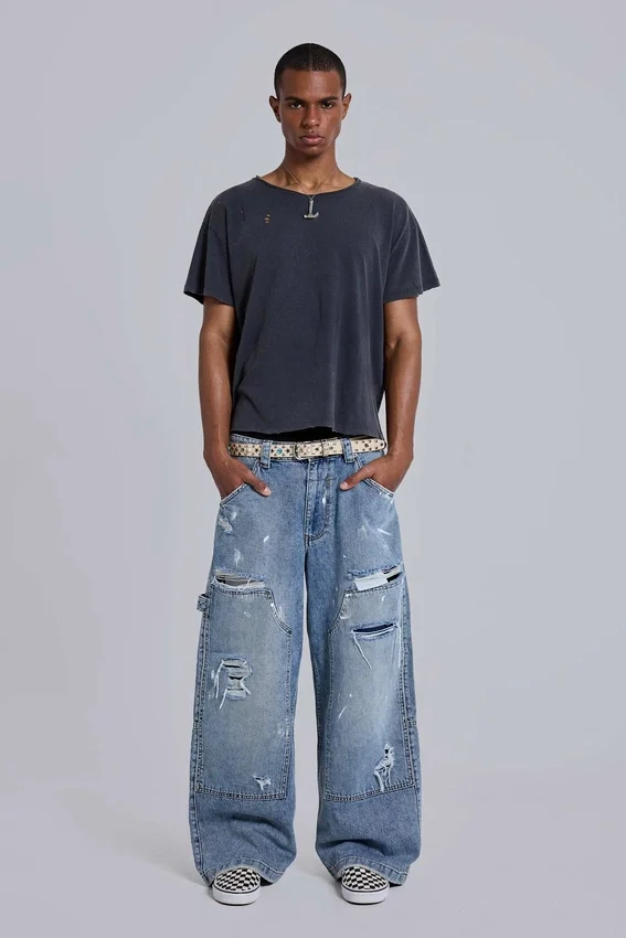 Niebieskie jeansy stolarza w stylu vintage z efektem postarzenia