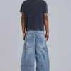 Niebieskie jeansy stolarza w stylu vintage z efektem postarzenia