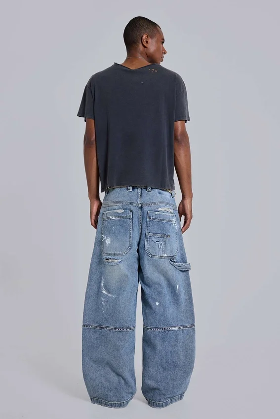 Niebieskie jeansy stolarza w stylu vintage z efektem postarzenia