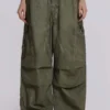 Parachute Pants w kolorze khaki z wykończeniem „oil wash”