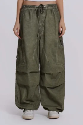 Parachute Pants w kolorze khaki z wykończeniem „oil wash”