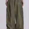 Parachute Pants w kolorze khaki z wykończeniem „oil wash”