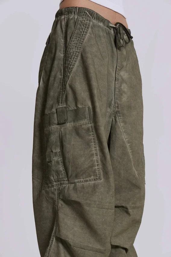 Parachute Pants w kolorze khaki z wykończeniem „oil wash”
