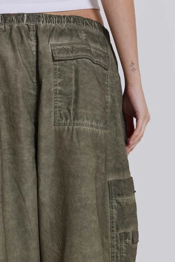 Parachute Pants w kolorze khaki z wykończeniem „oil wash”