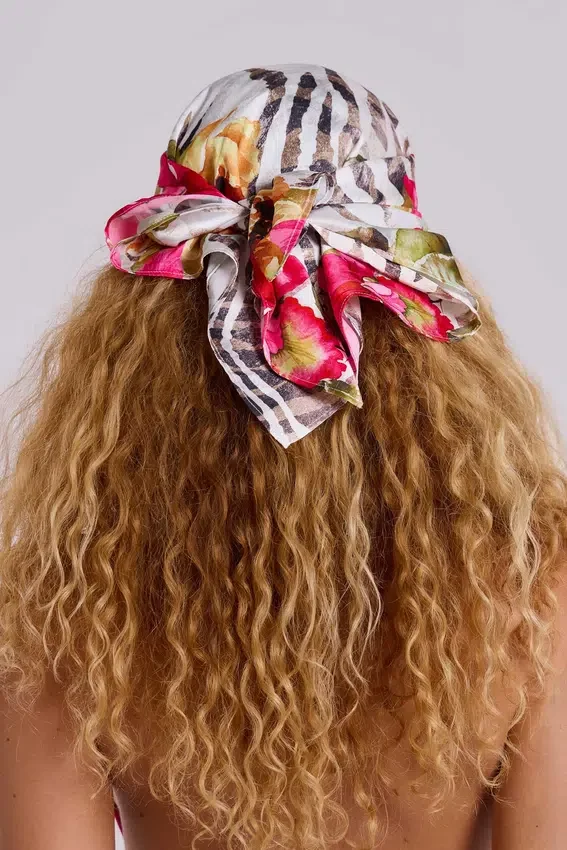 Satynowa chusta bandana Mae o wielu zastosowaniach