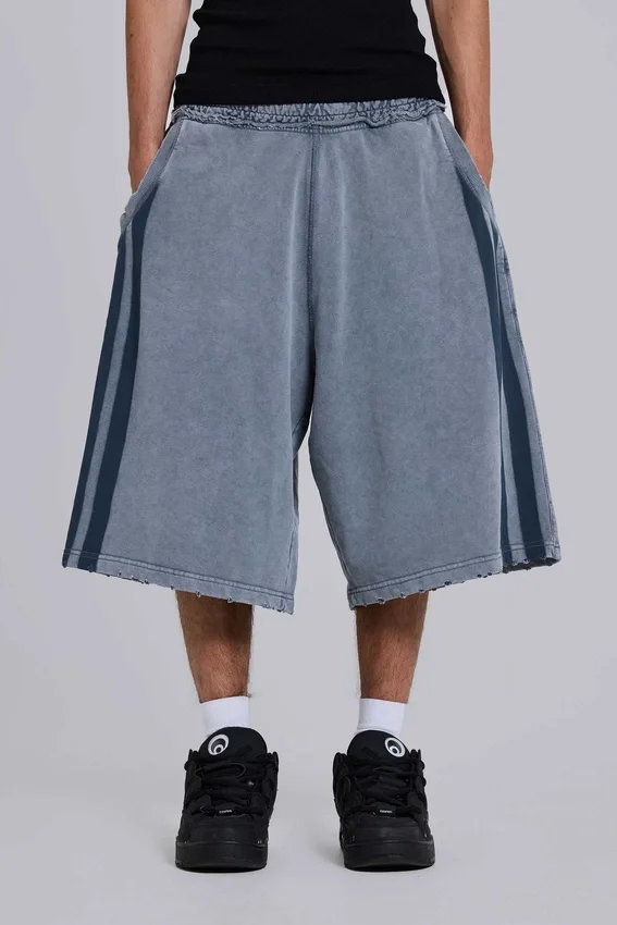 Spodenki dresowe „Monster Joggers” w sportowe paski w kolorze szarym, z efektem sprania