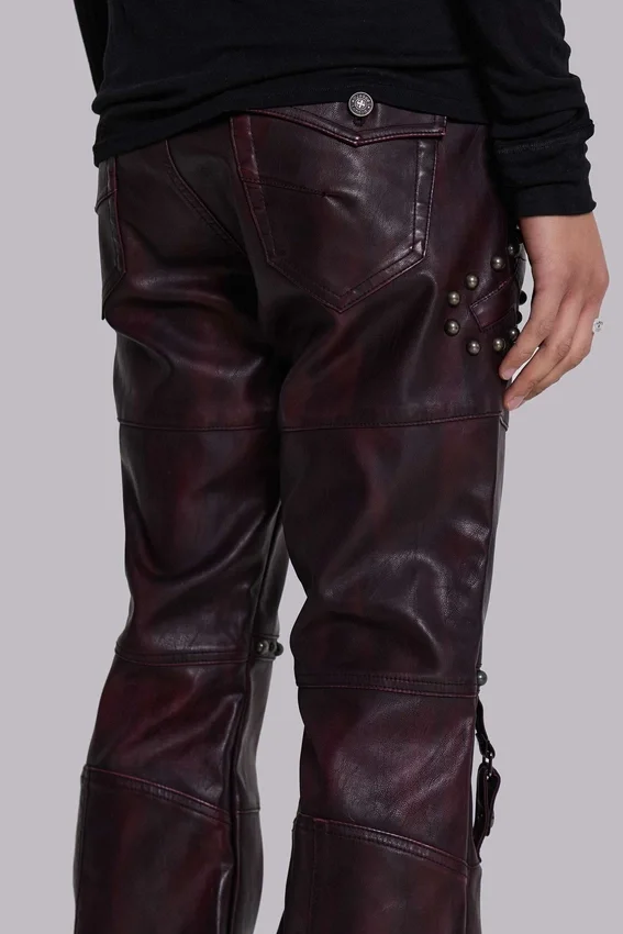 Spodnie bootcut „Drift” z imitacji skóry w kolorze bordowym z ćwiekami