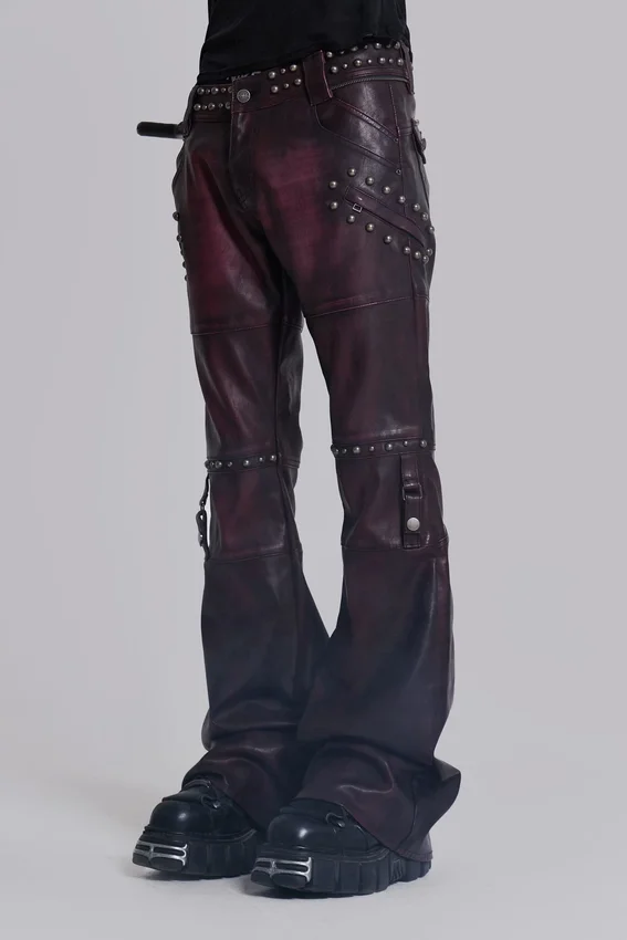Spodnie bootcut „Drift” z imitacji skóry w kolorze bordowym z ćwiekami
