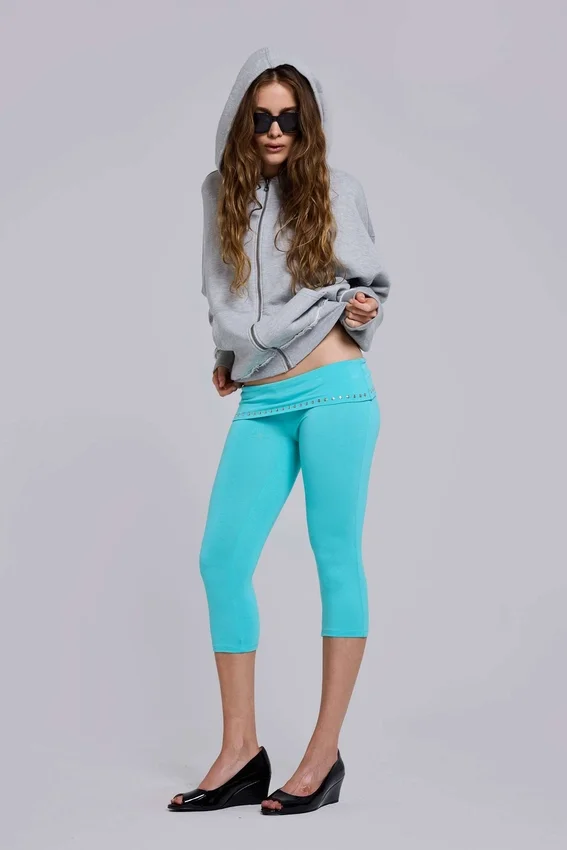 Spodnie capri „Quinn” z jerseyu z ćwiekami w kolorze turkusowym