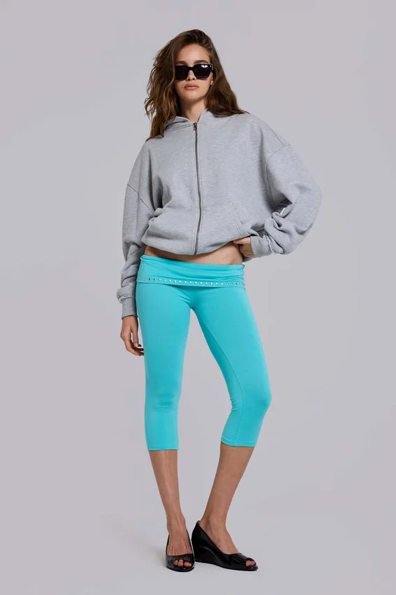 Spodnie capri „Quinn” z jerseyu z ćwiekami w kolorze turkusowym