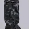Spodnie cargo w kamuflażu Trooper w kolorze spranym na czarno