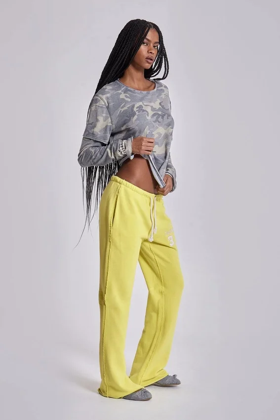 Spodnie dresowe Cleo o luźnym kroju typu bootcut w kolorze neonowym