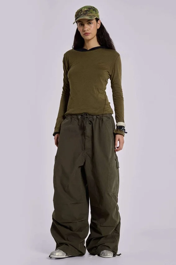Spodnie Parachute Cargo w kolorze khaki