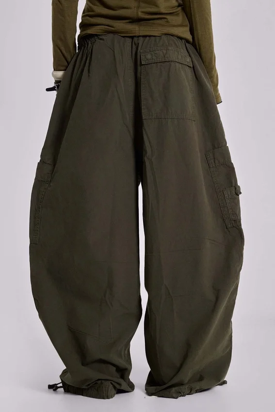 Spodnie Parachute Cargo w kolorze khaki