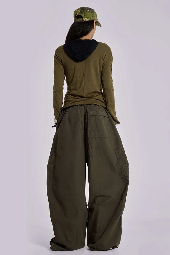 Spodnie Parachute Cargo w kolorze khaki