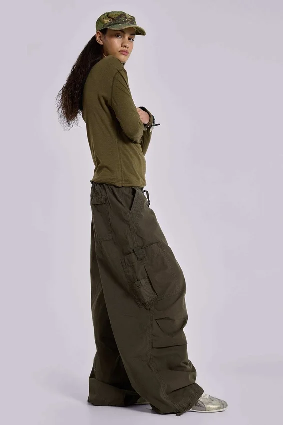 Spodnie Parachute Cargo w kolorze khaki