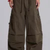 Spodnie Parachute Cargo w kolorze khaki