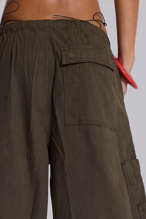 Spodnie Parachute Cargo w kolorze khaki