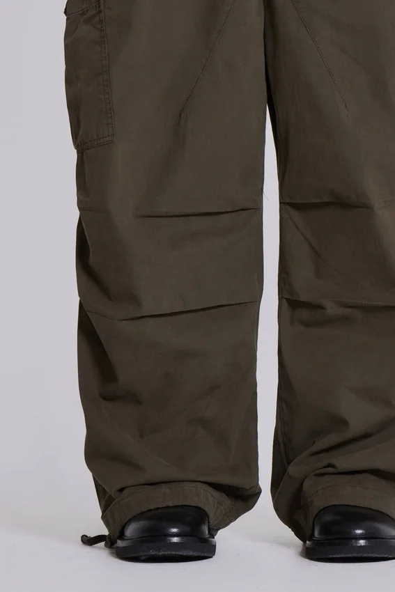 Spodnie Parachute Cargo w kolorze khaki