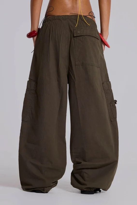 Spodnie Parachute Cargo w kolorze khaki